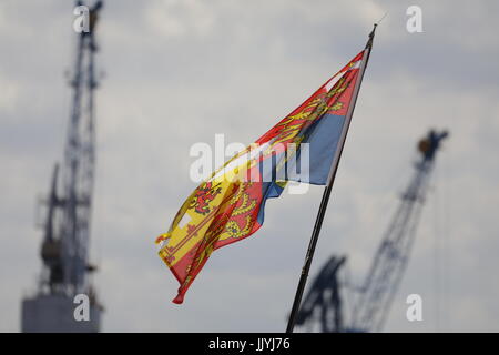 Hamburg, Deutschland. 21. Juli 2017. Die Royal Standard - die offizielle Flagge des britischen Königshauses, Wellen während des Besuchs von Prinz William und Herzogin Kate Großbritanniens, die Elbphilharmonie in Hamburg, Deutschland, 21. Juli 2017. Hamburg ist die letzte Etappe der Deutschland-Besuch des königlichen Paares. Foto: Kay Nietfeld/Dpa/Alamy Live News Stockfoto