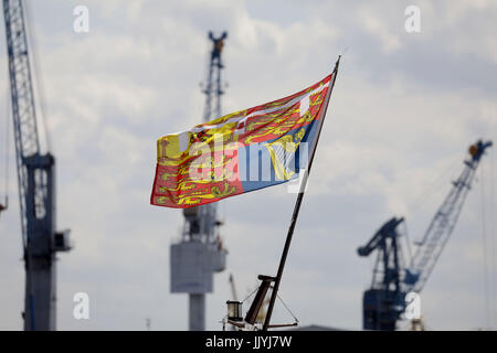 Hamburg, Deutschland. 21. Juli 2017. Die Royal Standard - die offizielle Flagge des britischen Königshauses, Wellen während des Besuchs von Prinz William und Herzogin Kate Großbritanniens, die Elbphilharmonie in Hamburg, Deutschland, 21. Juli 2017. Hamburg ist die letzte Etappe der Deutschland-Besuch des königlichen Paares. Foto: Kay Nietfeld/Dpa/Alamy Live News Stockfoto