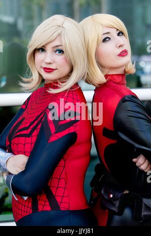 Cosplayer Victoria als "Spider-Man" und Juliey als Deadpool von Santa Clarita, an der Comic-Con San Diego im Juli 2017. | weltweite Nutzung Stockfoto