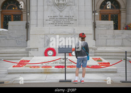 Junge Teenager in tartan Tammy Vor dem Kriegerdenkmal kenotaph George Square Glasgow roter Mohn Stockfoto