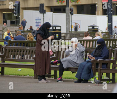 Asiatische Flüchtling gekleidet Hijab Schal auf George Square Glasgow Straße in der UK alltägliche Szene Stockfoto