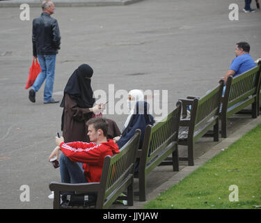 Asiatische Flüchtling gekleidet Hijab Schal auf George Square Glasgow Straße in der UK alltägliche Szene Stockfoto