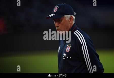 Shenzhen, China Guangdong Provinz. 21. Juli 2017. Headcoach des FC Bayern München Carlo Ancelotti besucht eine Trainingseinheit vor 2017 International Champions Cup China gegen den AC Mailand in Shenzhen, Guangdong Provinz Süd-China, 21. Juli 2017. Bildnachweis: Guo Yong/Xinhua/Alamy Live-Nachrichten Stockfoto