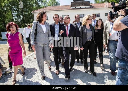 21. Juli 2017 - Dachau, Bayern, Deutschland - Dr. Gabrielle Hannemann im Gespräch mit Martin Schulz. (Foto: Sachelle Babbar) SPD und Kanzlerkandidat (Kandidat für die Kanzlerschaft Deutschland) besuchte das Dachau KZ-Gelände um Ehre im Namen seiner SPD-Partei für die Opfer des Nationalsozialismus. Anschließend stellte Schulz eine Gedenktafel (gefolgt von einem Moment der Stille) mit Inschriften, die zu Ehren der Opfer und diejenigen, die Demokratie zu verteidigen. Bildnachweis: ZUMA Press, Inc./Alamy Live-Nachrichten Stockfoto