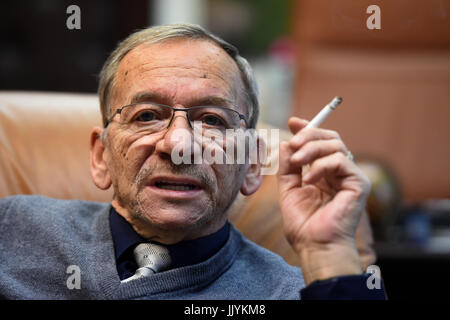 Datei Foto *** 31. Januar 2017, Datei Foto des tschechischen Senats stellvertretender Vorsitzender und Teplice Bürgermeister Jaroslav Kubera (Bürgerlichen Demokraten, ODS), die seine 70 feiern werde Geburtstag am 16. Februar. Kubera genügend Unterschriften von anderen Senatoren, die es ihm ermöglicht, für das Präsidentenamt im Jahr 2018 gesammelt hat, und er will auf seine Kandidatur entscheiden, im letzten Moment je nachdem, wer das Rennen beitreten werden, kündigte er am 20. Juli 2017. In den Senat, das Oberhaus des Parlaments, Unterschriften gesammelt haben Kubera 15, während zehn ausreichen, um die Kandidatur sind.  (CTK Foto/Libor Zavoral) Stockfoto