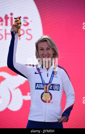 Britischer Leichtathlet Georgie Eremitage erhalten ihre Goldmedaille für ihren Sieg bei den Frauen T37 400m Para athletische Weltmeisterschaften in London Stockfoto