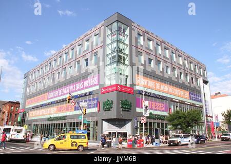 New York, NY, USA. 21. Juli 2017. Eröffnung von Whole Foods in Harlem in New York City am 21. Juli 2017. Bildnachweis: Rainmaker Fotomedien/Punch/Alamy Live-Nachrichten Stockfoto