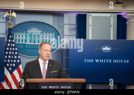 Washington, DC, USA. 13. April 2017. Pressesprecher des weißen Hauses, Sean Spicer, hält tägliches Briefing im Presseraum weißen Haus in Washington DC. am 13. April 2017. Bildnachweis: Patsy Lynch/Medien Punch/Alamy Live-Nachrichten Stockfoto