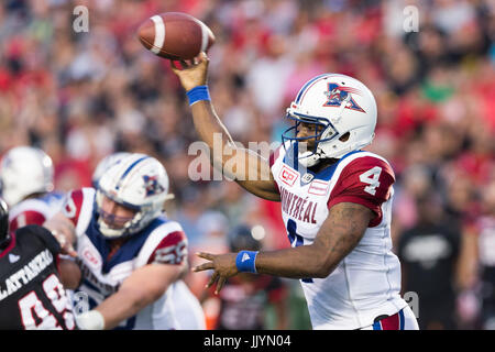 Der Saison. 19. Juli 2017. Montreal Alouettes Quarterback Darian Durant (4) wirft den Ball in der Canadian Football League-Spiel zwischen Montreal Alouettes und Ottawa Redblacks bei TD Place Stadium in Ottawa, Kanada. Redblacks gewann mit einem Score von 24-19 für ihren ersten Sieg der Saison. Daniel Lea/CSM/Alamy Live-Nachrichten Stockfoto