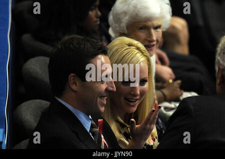 St. Paul, MN - 1. September 2008--Meghan McCain, Tochter von US-Senator John McCain (Republikaner von Arizona), center, Aktien Gedanken mit einer unbekannten Person am 1. Tag des Republican National Convention 2008 in Saint Paul, Minnesota auf Montag, 1. September 2008. He Großmutter, Frau Roberta McCain ist oben, der Herr an der Unterseite ist unbestimmt. Ron Sachs/CNP. (Einschränkung: keine New York oder New Jersey Zeitungen oder Zeitungen im Umkreis 75 Meilen von New York City) - NO-Draht-SERVICE - Foto: Ron Sachs/Consolidated/Dpa Stockfoto