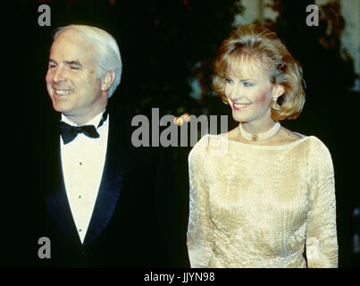 Washington, DC - (Datei)--US-Senator John S. McCain (Republikaner von Arizona) und seine Frau Cindy, kommen für eine State Dinner zu Ehren von Präsident José Napoleón Duarte von El Salvador im Weißen Haus in Washington, D.C. am Mittwoch, dem 14. Oktober 1987..Credit: Ron Sachs / CNP - NO-Draht-SERVICE - Foto: Ron Sachs/Consolidated/Dpa Stockfoto