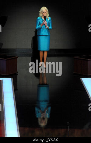 St. Paul, MN - 4. September 2008--Cindy McCain spricht über ihren Ehemann, US-Senator John McCain (Republikaner von Arizona) am Tag 4 der Republican National Convention 2008 im Xcel Energy Center in St. Paul, Minnesota am Donnerstag, den 4. September 2008..Credit: Ron Sachs / CNP. (Einschränkung: keine New York oder New Jersey Zeitungen oder Zeitungen im Umkreis 75 Meilen von New York City) - NO-Draht-SERVICE - Foto: Ron Sachs/Consolidated/Dpa Stockfoto