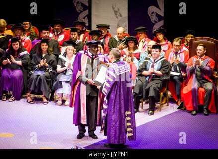 Universität von Portsmouth, Portsmouth, Hampshire Vereinigtes Königreich. 21. Juli 2017. Neville Lawrence, Vater des ermordeten Teenagers Stephen Lawrence, erhält Ehrendoktorwürde im Recht bei Portsmouth University Abschlussfeier. Bildnachweis: Alan Fraser/Alamy Live-Nachrichten Stockfoto