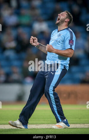 Leeds, UK. 21. Juli 2017. Tim Bresnan (Yorkshire CCC) brüllt er nimmt das letzte Wicket, Yorkshire zu einem Sieg bei der Natwest T20 Explosion führen Spiel zwischen Yorkshire County Cricket Club V Warwickshire County Cricket Club auf Freitag, 21. Juli 2017. Foto von Mark P Doherty. Bildnachweis: Gefangen-Light-Fotografie Limited/Alamy Live-Nachrichten Stockfoto