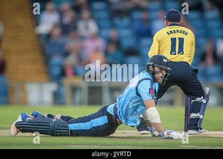 David Wiley sieht der Schiedsrichter zu prüfen, wenn er in getaucht haben ist die Falte während der Ausführung eine riskante zwei läuft. Er wird beurteilt, während TheNatwest T20 Blast Spiel zwischen Yorkshire County Cricket Club V Warwickshire County Cricket Club auf Freitag, 21. Juli 2017 in sein. Foto von Mark P Doherty. Stockfoto