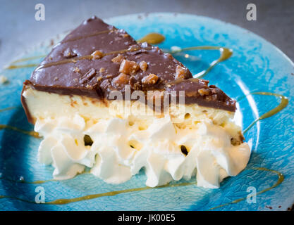 Ein dekadentes Stück s' mores Cheescake aus D'Lish von Tish Cafe in Saskatoon, Saskatchewan, Kanada. Stockfoto