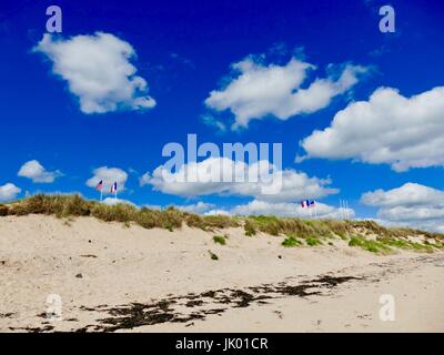 Französischen und amerikanischen Flaggen wehen über die Dünen und uns Marine-Ehrenmal am Utah Beach. Normandie, Frankreich. Stockfoto