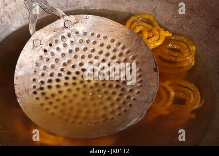 Köstliche jalebi Braten in der Ölwanne Stockfoto