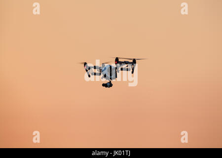 Hoch fliegenden Drohne Stockfoto