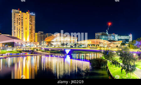 Adelaide, Australien - 16. April 2017: Adelaide Skyline der Stadt beleuchtet in der Nacht über Torrens River angesehen Stockfoto