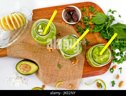 Vegane Kale und Avocado Saft mit Spinat, Apfel und Walnuss Stockfoto