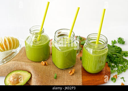 Vegane Kale und Avocado Saft mit Spinat, Apfel und Walnuss Stockfoto