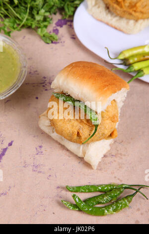 Indischen traditionellen gebratenen Spezialnahrung Vada pav Stockfoto