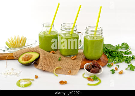 Vegane Kale und Avocado Saft mit Spinat, Apfel und Walnuss Stockfoto