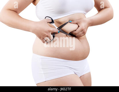 Frau mit Übergewicht, die Schere an den Bauch und schneiden Fett halten. Stockfoto