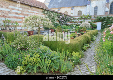 Frankreich, Somme (80), Maizicourt, Les Jardins de Maizicourt, l 'Allée des Buis, le Jardin De La Fontaine Avec Vue Sur l' Église du Village (Nutzung pr Stockfoto