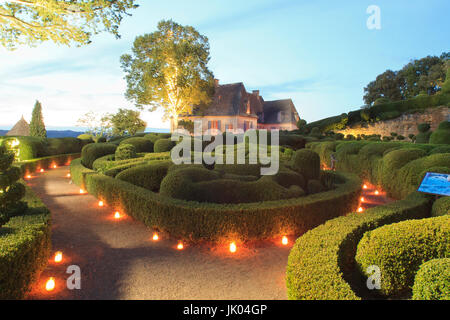 Frankreich, Dordogne (24), Périgord Noir, Vallée De La Dordogne, Vézac, Jardins du Château de Marqueyssac, Les Buis Taillés et le Château Lors de l'animat Stockfoto