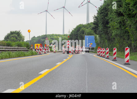 Straße Landschaft auf einer Autobahn, einschließlich Windkraftanlagen und Straßenarbeiten in Süddeutschland Stockfoto