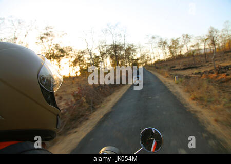 Biker fahren ein Motorrad fährt entlang der asphaltierten Straße. Stockfoto