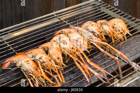 Gegrillte Garnelen, Garnelen auf dem brennenden Grill Stockfoto