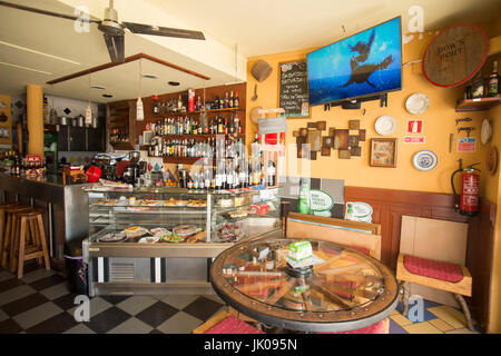 ein Café und Restaurant in der Stadt Aljezur in der Sierra de Monchique an der Algarve Portugal in Europa. Stockfoto