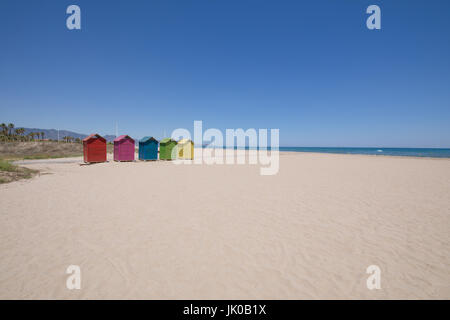 Landschaft Strand von PIne oder Pinar, Grao Castellon, Valencia, Spanien, Europa mit fünf hölzerne Badekabinen oder Hütten, in blau, rot, rosa, gelb gefärbt Stockfoto