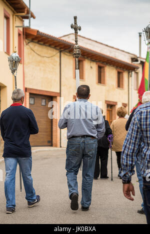 Feier in der Straße der Villar de Mazarife, Provinz Leon, Spanien. Camino de Santiago. Stockfoto