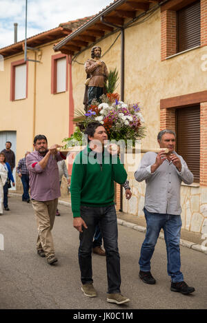 Feier in der Straße der Villar de Mazarife, Provinz Leon, Spanien. Camino de Santiago. Stockfoto