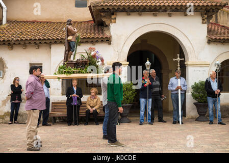 Feier in der Straße der Villar de Mazarife, Provinz Leon, Spanien. Camino de Santiago. Stockfoto