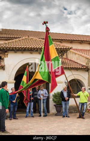 Feier in der Straße der Villar de Mazarife, Provinz Leon, Spanien. Camino de Santiago. Stockfoto