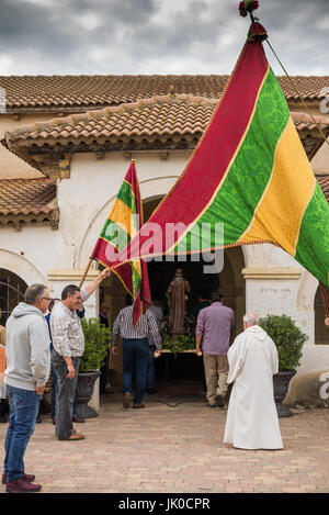 Feier in der Straße der Villar de Mazarife, Provinz Leon, Spanien. Camino de Santiago. Stockfoto