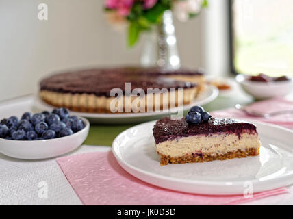 Veganer Käsekuchen mit Heidelbeeren, Cashew-Nüssen und Termine Stockfoto