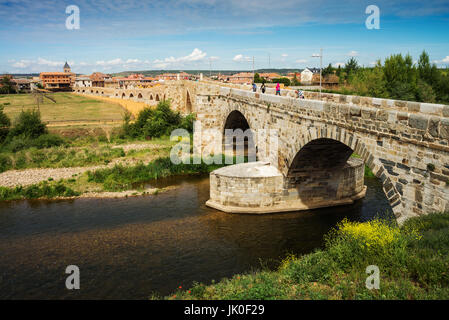 Brücke, Hospital de Orbigo, Provinz Leon, Spanien, Europa. Camino de Santiago. Stockfoto