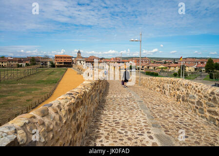 Brücke, Hospital de Orbigo, Provinz Leon, Spanien, Europa. Camino de Santiago. Stockfoto