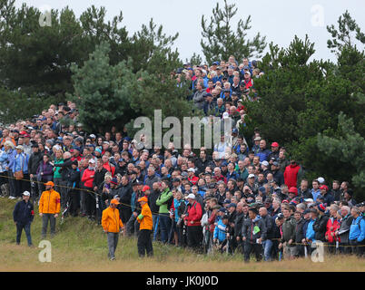 Massen warten auf grün für Rory McIlroy Gruppe 1. Tag zwei der Open Championship 2017 im Royal Birkdale Golf Club, Southport. Stockfoto