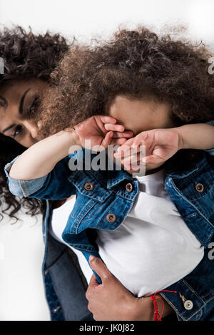 Afroamerikanische Frau mit der Tochter traurige Augen reiben Stockfoto