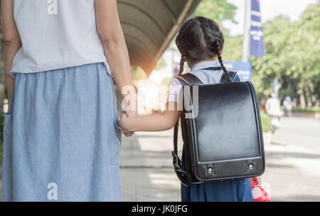 Mutters Hand führen seine Tochter Kind gehen zur Schule, hand oder Vertrauen Familienkonzept Stockfoto