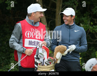 Northern Ireland Rory McIlroy lächelt mit seinem Caddie tagsüber zwei The Open Championship 2017 im Royal Birkdale Golf Club, Southport. Stockfoto