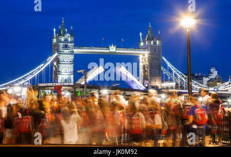 LONDON, UK - 17. Juli 2017: Masse der Touristen beobachten Tower Bridge am Abend wird auferweckt Stockfoto