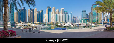 Dubai - die Promenade von Marina mit den Yachten Stockfoto